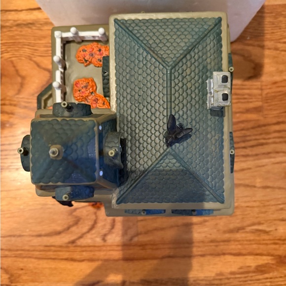 Snow Village Haunted Mansion - Picture 9 of 13